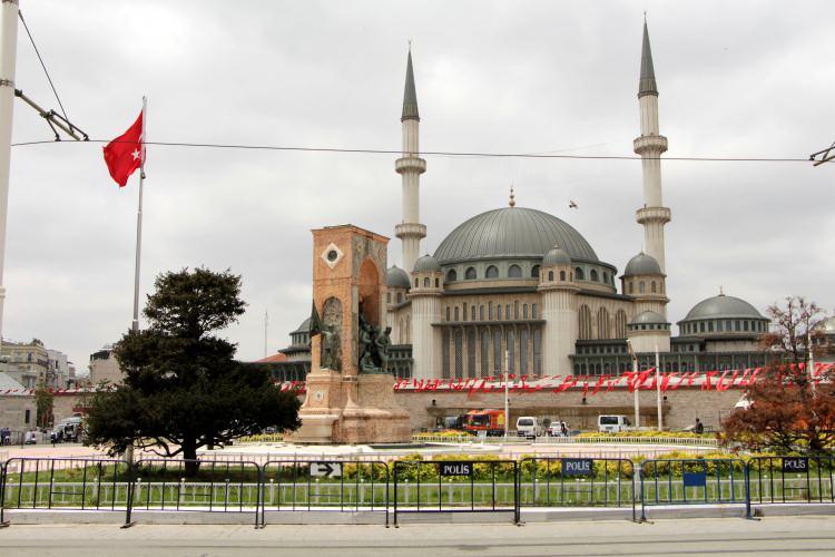<p>Taksim'de temeli 4 yıl önce atılan, 2 bin 250 kişinin aynı anda ibadet edebileceği caminin resmi açılışı Cumhurbaşkanı Erdoğan'ın da katılımı ile Cuma namazının ardından açıldı.</p>
