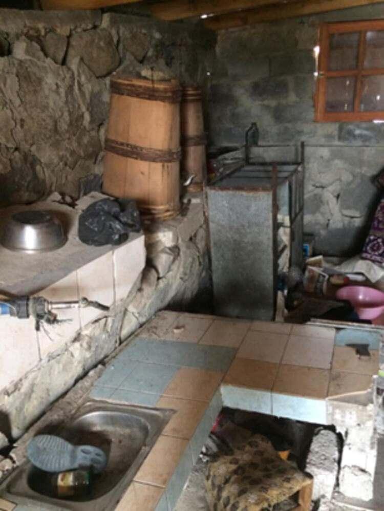 <p>Ataman, “Yemek bulabilmek adına sadece kapı, pencere değil evin içerisinde bulunan başta beyaz eşyalar olmak üzere birçok eşyaya zarar veriyorlar.</p>

<p> </p>
