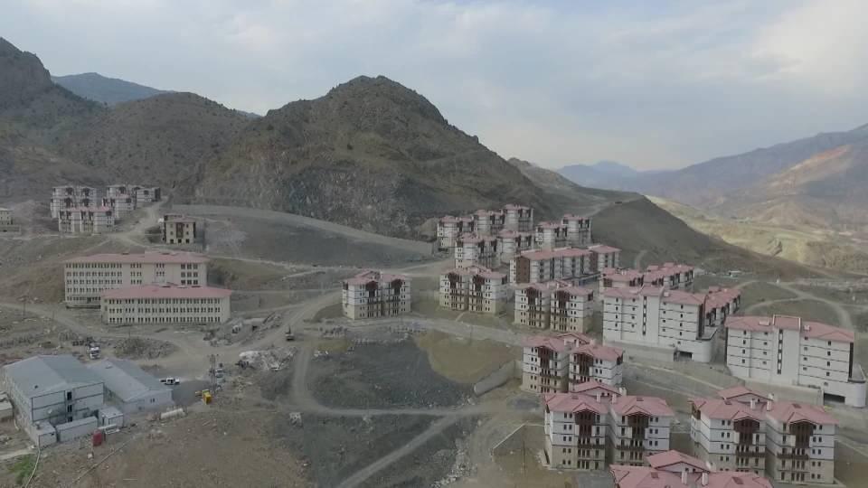 <p>Taşınmaya hazırlanan ilçenin yeni yerleşim yerindeki inşaat çalışmalarında da sona gelindi. </p>
