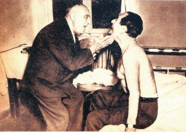 <p>Bazı şair, gazeteci ve yazarların Yassıada'da ifade verdiğini hatırlatan Mehmet Nuri Taşdelen, "Üzülerek söylüyorum... Menderes'in her türlü yardımını gören kişiler, onun aleyhinde ifadeler verdi. İnsanın, vefa konusundaki duyguları tamamen değişiyor." değerlendirmesinde bulundu.</p>
