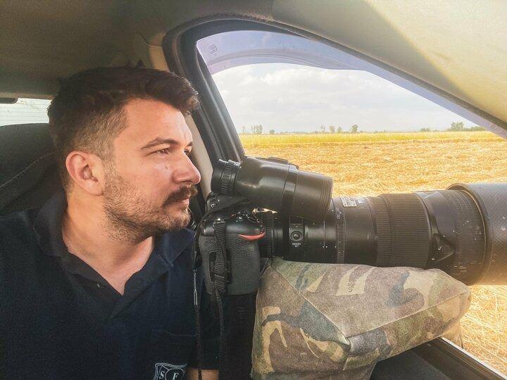<p>“Leylekler üreme erişkinliğine 4 yılda ulaşıyor ve bu zamana dek yaşıtlarından oluşturdukları kalabalık gruplar halinde kısa mesafe göçler yaparak hayata hazırlanıyorlar. Göç etmeyi, sürü pskilojisini ve doğal şartlara uyum sağlamayı pekiştirirler ve daha sonra üremek için doğduğu bölgelere göç ederler. Leylek Klippi'yi kıştan beri takip ediyorum. Onun Türkiye üzerinden geçme ihtimali yüksekti. Bu beklentimiz boşa çıkmadı. Şimdi Türkiye'de yazı geçirip Afrikaya geri mi dönecek yoksa sınırları daha da zorlayacak mı hep birlikte izleyip göreceğiz."</p>
