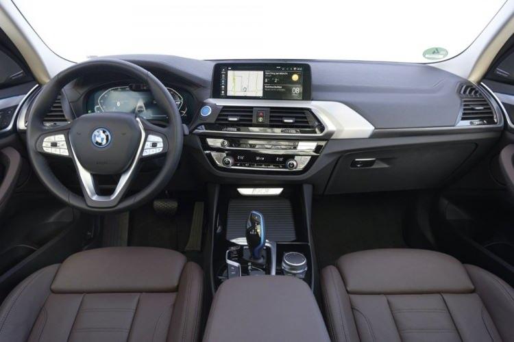 <p>Yüksek kaliteli malzemeler ve şık tasarlanmış yüzeyler premium bir iç ambiyans yaratırken, 40:20:40 oranında katlanabilen koltuklar sayesinde Yeni BMW X3 ile aynı ferahlıkta bir iç mekan sunuyor. Yeni BMW iX3’ün 510 litrelik bagaj hacmi, koltuklar katlandığında 1.560 litreye kadar çıkıyor.</p>

<p>Hans Zimmer ile birlikte geliştirilen BMW IconicSounds Electric donanımı, ilk kez Yeni BMW iX3’te görücüye çıkmıştı. Elektrikli araçlara daha fazla ‘‘ruh’’ katan BMW IconicSounds Electric, Yeni BMW iX3 çalışırken ya da durduğunda etkileyici ses kompozisyonları oluşturabiliyor.</p>
