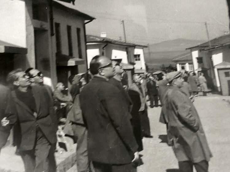 <p>Fotoğrafa olan merakı nedeniyle Deniz Harp Okulu'nda fotoğraf çekme görevinin kendisinde olduğunu, bu nedenle Yassıada fotoğraflarını da kendisinin çektiğini anlatan Taşdelen, "Çok önemli günlerde her şeyi düzenleyerek, mizansen yapılarak çekilen fotoğrafların yeterli olmayacağını düşündüm. Menderes, Bayar ve bütün mahkumlar güzel giyinirdi, yataklar düzeltilirdi ve kamuya duyurulmak için fotoğrafları çekilirdi. Yassıada'daki gerçek durumu tespit etmek açısından gizli olmasına rağmen, fark edilmesi halinde ordudan atılma hatta hapis cezası alma ihtimalini bile göze alarak, 400'e yakın fotoğraf çektim." diye konuştu.</p>

<p> </p>
