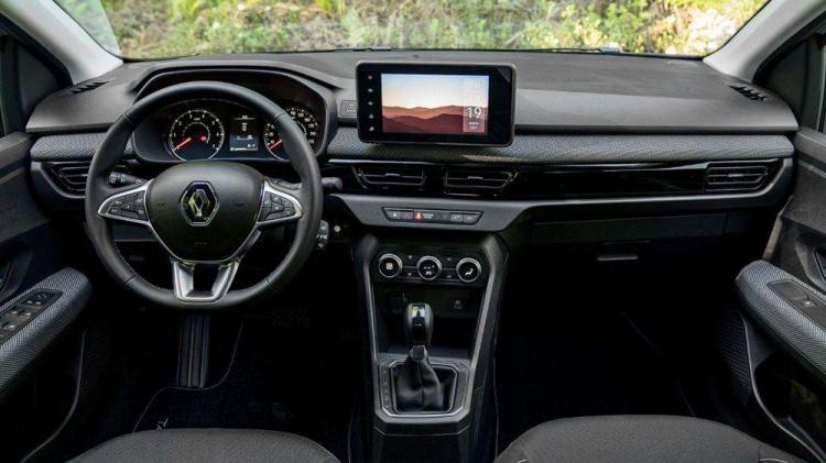 <p>Tüm Touch versiyonlarında standart olarak sunulan multimedya sisteminde, 8 inç dokunmatik ekran, Apple CarPlay ve toplam 4 adet hoparlör yer alıyor. Direksiyon üzerindeki kontrol tuşları vasıtasıyla "Siri" üzerinden otomobille iletişim kurulabiliyor.</p>

<p>Touch versiyonlarında opsiyonel olarak sunulan en üst seviye multimedya sistemi kablosuz Apple CarPlay, toplam 6 hoparlör ve navigasyon özelliğini de tüketicilerle buluşturuyor.</p>
