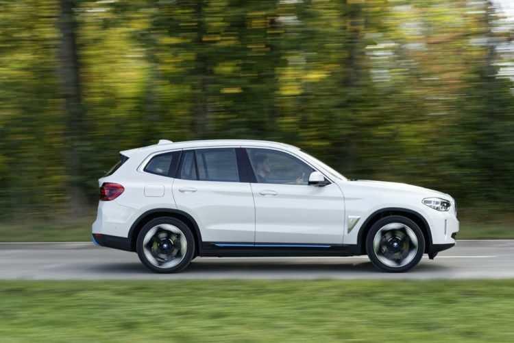 <p>WLTP kriterlerine göre 459 kilometrelik menziliyle dikkat çeken Yeni BMW iX3 yüksek performans ve verimliliği bir arada sunan beşinci nesil eDrive teknolojisiyle BMW’nin tamamen elektrikli mevcut modellerinden yüzde 30 daha fazla güç üretiyor. </p>