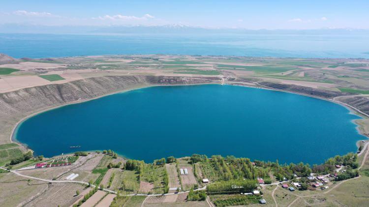 <p><strong>- "İnsanları doğa harikası Ahlat'ı görmeye bekliyoruz"</strong></p>

<p>Ahlat Belediye Başkanı Abdulalim Mümtaz Çoban, AA muhabirine, etrafı Van, Nemrut Krater ve Nazik gölleri ile çevrili Ahlat'ın, doğa harikası bir yer olduğunu söyledi.</p>

<p> </p>
