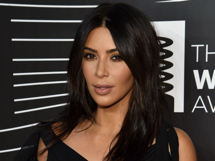 <p>Ünlü rap yıldızı Kanye West ile boşanma aşamasında olan Kim Kardashian'ına çalışanları dava açtı. Maaşlarını ödemediklerini iddia eden çalışanlar, 40 yaşındaki Kardashian'ın ayrıca işe alma sözleşmesine de sadık kalmadıklarını söyledi. </p>
