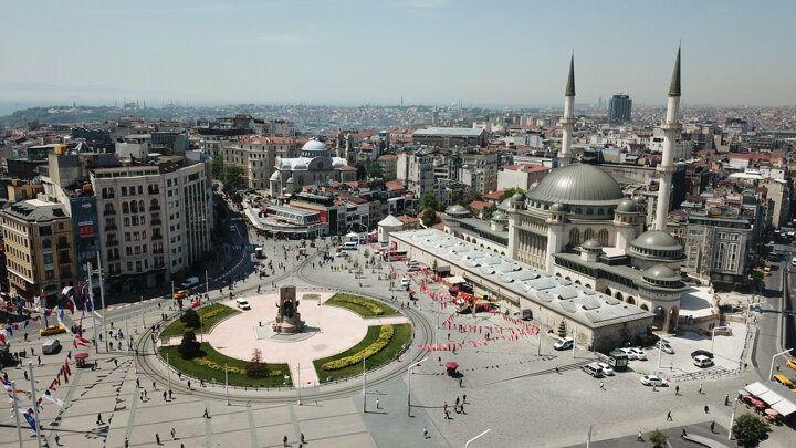 <p>Cami içinde gelen misafirler için 2 bin 260 ahşap ayakkabılık bulunuyor. Ayrıca caminin girişi, abdesthaneleri, zemini ve tavanında 8 köşeli Selçuklu motiflerine de yer verildi. Caminin zemin üstü bina yüksekliği 20.70 metre, ana kubbe yüksekliği ise 9.6 metre çapı ise 28 metre olarak tasarlandı.</p>
