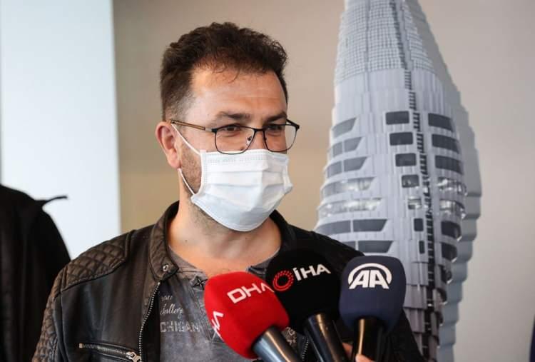 <p>Kulenin ilk ziyaretçileri Kenan Ayvaz ve ailesi oldu. Ayvaz ailesi, kulenin seyir terasından İstanbul manzarasını izledi ve kuleye ilişkin yetkililerden bilgi aldı. Aileye, ilk ziyaretçi olmaları nedeniyle hediye takdim edildi.</p>