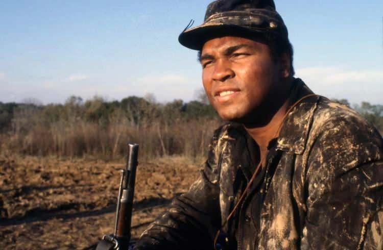 <p>ABD'nin Kentucky eyaletinin Louisville kentinde 17 Ocak 1942'de dünyaya gelen Muhammed Ali, İslam dinini seçmeden önce Cassius Marcellus Clay Jr. adını taşıyordu.</p>
