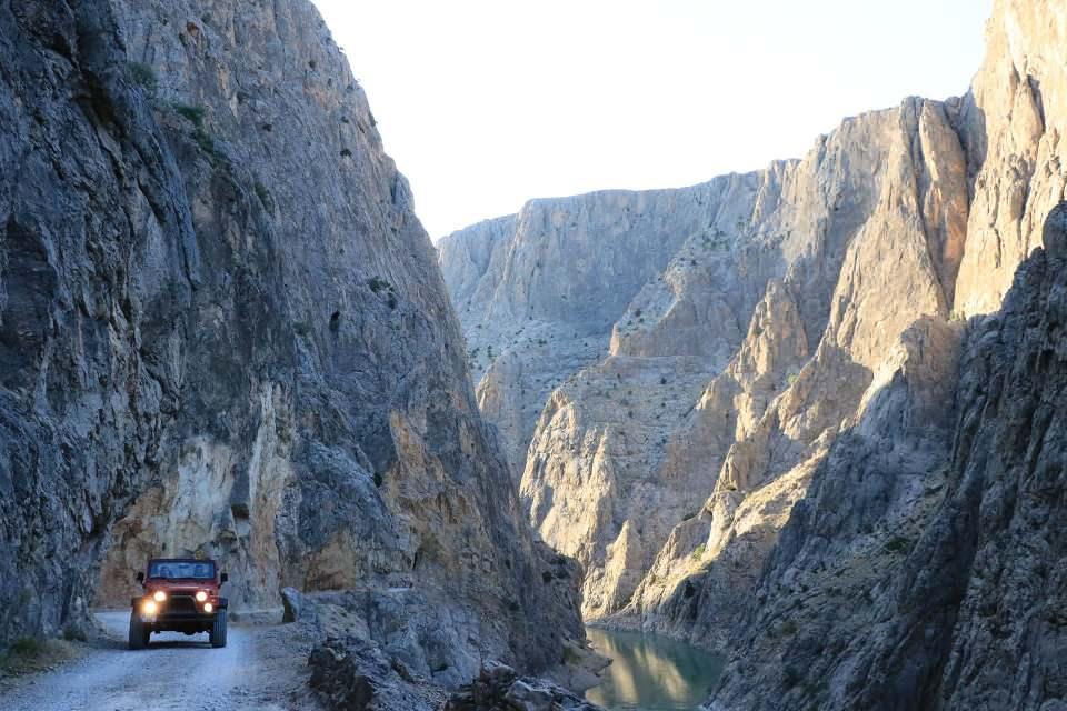 <p><strong>- Dünyanın en tehlikeli yolları arasında yer alıyor</strong></p>

<p>Taş Yolu'nun başlangıçta Kemaliye'den ulaşımı kolaylaştırmak adına yapılmasına rağmen şimdilerde turizm amaçlı ve adrenalin yolu olarak kullanıldığını aktaran Yalçıner, şöyle devam etti:</p>

<p>"Yolun yanından geçtiği Karanlık Kanyon'un yüksekliği yer yer 800 metreyi bulmaktadır ve çok derin vadilere sahiptir. </p>
