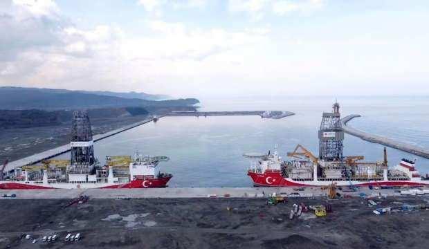 <p>Başkan Erdoğan, burada yaptığı konuşmada, milyonların merakla beklediği müjdeli haber verdi. Sakarya Gaz Sahası'ndaki Amasra-1 kuyusunda 135 milyar metreküplük yeni bir doğal gaz keşfi yapıldığını belirten Erdoğan, Karadeniz'deki toplam rezervin 540 milyar metreküpe ulaştığını ifade etti</p>
