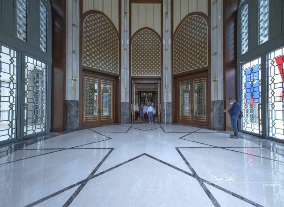 <p>Caminin iç alanına 6 hat levha bulunuyor. Hat levhalarında Allah, Muhammed, Ebubekir, Ömer, Osman, Ali isimleri yazıyor.</p>

<p> </p>
