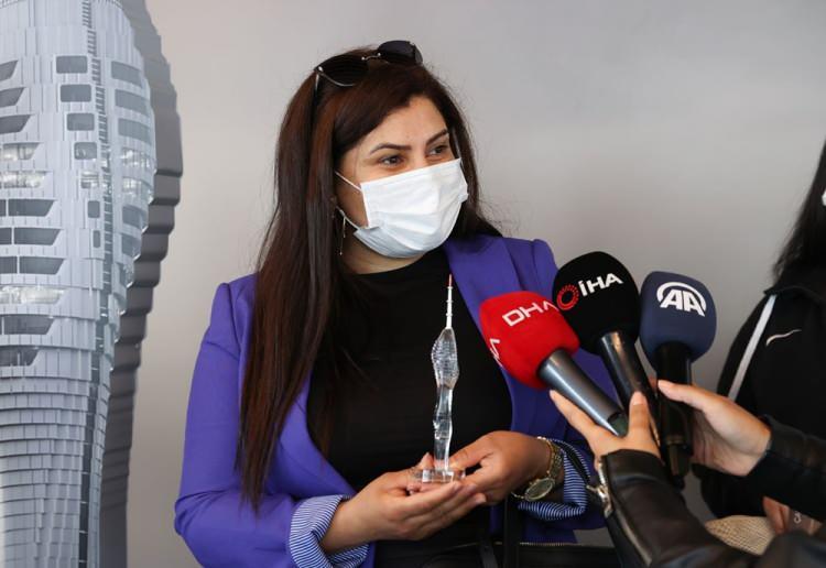 <p>Toplam 30 bin 150 metrekare alan üzerinde kurulan Çamlıca Kulesi, deniz seviyesinden 587 metre yüksekliği ile İstanbul'un en yüksek yapısı oldu. İletişim ve yayıncılık faaliyetlerini dünya standartlarına taşımayı amaçlayan kule, Türkiye'nin yayıncılık alanında "tek verici tesis" modeline geçerek civarda dağınık halde bulunan, çevre ve insan sağlığı üzerinde ciddi olumsuz etkilere sahip, elektromanyetik ve görüntü kirliliğine neden olan tüm vericileri bünyesinde birleştirdi.</p>