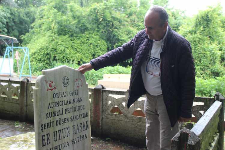 <p>Hem Kocaeli genelinden, hem de başka illerden gelen vatandaşların uğrak noktası haline gelen mezar, özellikle hafta sonları ziyaretçi akınına uğruyor. Uzun Hasan’ın türbesine gelen vatandaşlar, mezarın yanında bulunan ağaçlara bez bağlıyor, mum yakıp dua ediyor. Mezarı ziyaret eden vatandaşlardan bazıları dilek tutup, kurban da kesiyor.</p>

<p> </p>
