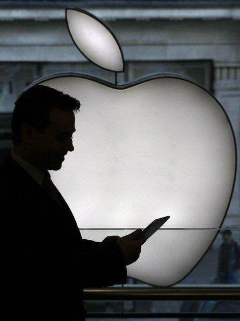 <p><span style="color:#0000CD"><strong>2015'te bir kadın Silikon Vadisi'ndeki bir geri dönüşüm merkezine eski bir Apple bilgisayar bıraktı. Clean Bay Area'nın başkan yardımcısı Victor Gichun, gizemli kadının vergi makbuzu istemediğini ve herhangi bir iletişim bilgisi bırakmadığını söyledi. Bilgisayarın 1976'da Steve Jobs, Steve Wozniak ve Ron Wayne tarafından bir araya getirilen yaklaşık 200 birinci nesil masaüstü bilgisayardan biri olduğu anlaşıldı. Geri dönüşüm firması bilgisayarı 200 bin dolara bir koleksiyoncuya sattı.</strong></span></p>

<p> </p>
