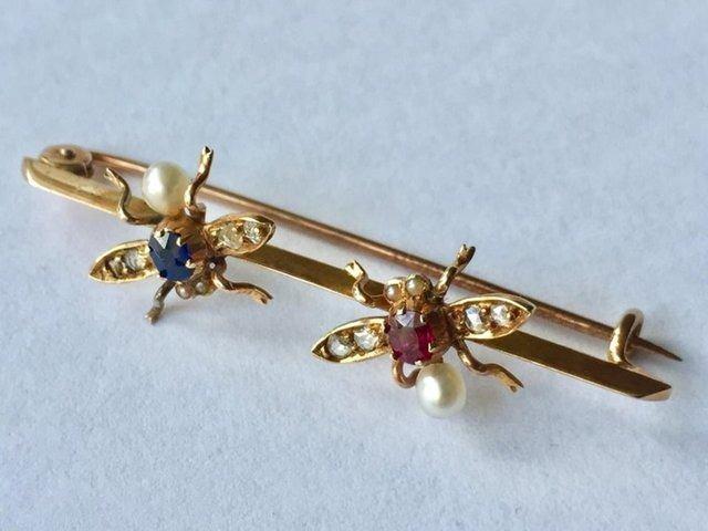 <p><span style="color:#0000CD"><strong>Bir evin tasfiye satışından 5 dolara alınan bu tokanın üzerindeki taşların elmas ve safir olduğu sonradan anlaşıldı...</strong></span></p>

<p> </p>
