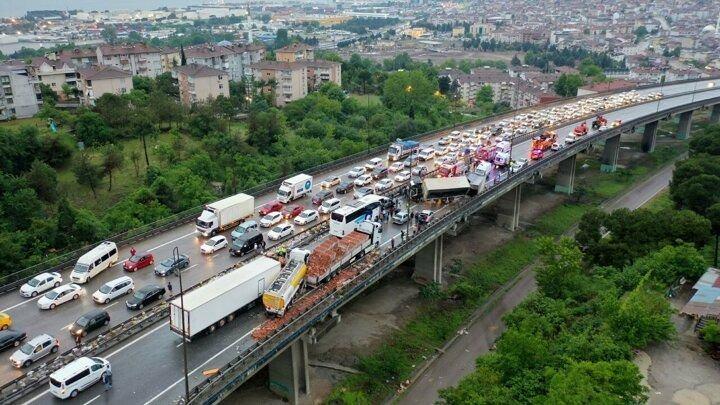 <p>Kaza, 04.45 sıralarında İzmit TEM Otoyolu Şirintepe Viyadüğü İstanbul istikameti üzerinde meydana geldi. Edinilen bilgiye göre, yol üzerinde seyir halinde olan giyim malzemesi yüklü bir tır, sürücüsünün direksiyon hakimiyetini kaybetmesi sonucu makaslayarak yan döndü.</p>
