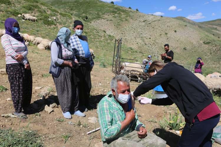 <p>Tunceli'nin 2 bin 500 rakımlı yaylalarında geçimlerini hayvancılıkla sağlayan sürü sahipleri hastaneye gelemeyince aşı ikna timleri, harekete geçti. Ekipler, zorlu yolculuğun ardından ulaştıkları yaylada çok sayıda kişiyi aşıladı.</p>

<p> </p>
