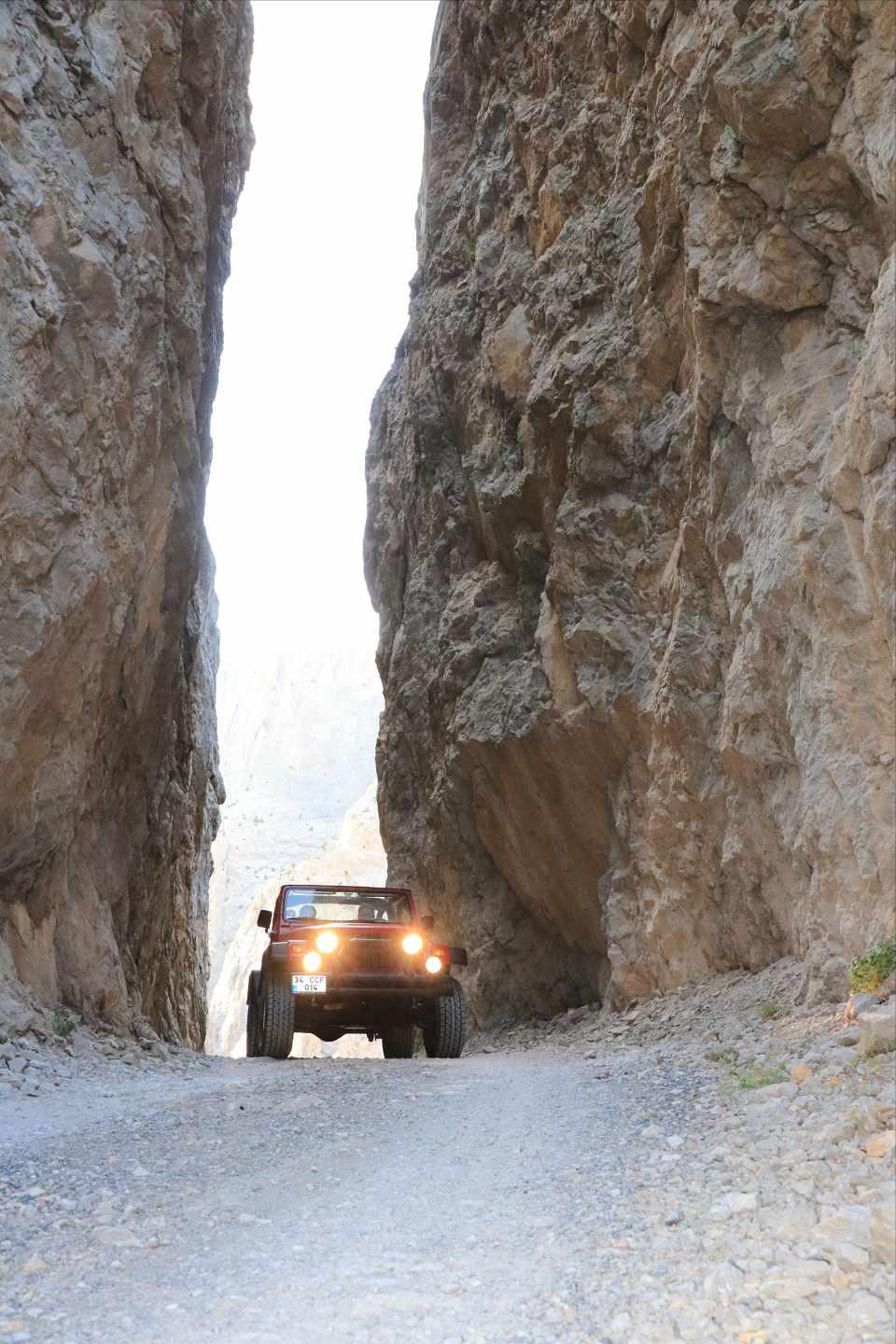 <p>Yöre halkı yaklaşık 100 yıl tamamen insan gücüyle çalışarak yolun ancak 3 kilometrelik bölümünü açmayı başarmış."</p>

<p> </p>
