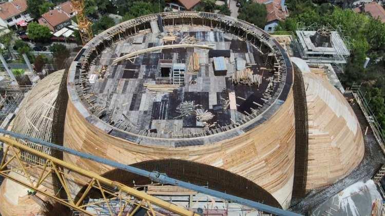 <p>Betonarme inşaatta son aşama olan caminin 44 metre yüksekliğindeki ana kubbesinin inşasıda kullanılacak  dev iskelenin yapımı bitti. </p>

