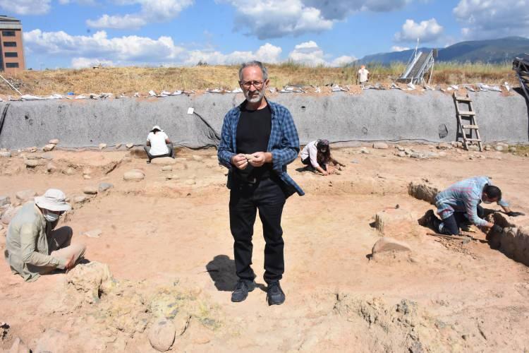<p>İzmir'in Bornova ilçesindeki Yeşilova ve Yassıtepe höyüklerinde bu yılki kazı çalışmaları başladı. Yapılan kazıların ilk buluntusu 8 bin 500 yıllık geçmişe sahip, sapı boynuzdan ucu ise kesici olan ve deri işlemeciliğinde kullanılan küçük el aleti oldu.</p>

<p> </p>
