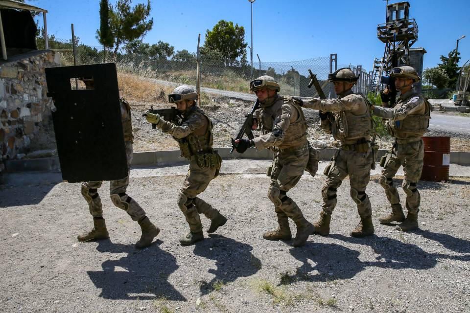 <p><strong>- Çocukluk hayali gerçek oldu<br />
<br />
</strong>Astsubay Çavuş Su Yıldız, çocukluğundan itibaren jandarma olmayı hayal ettiğini, 3 yıl önce bu hayalini gerçeğe dönüştürdüğünü anlattı.</p>
<p> </p>