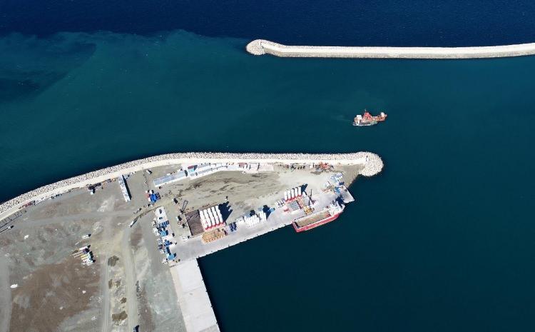 <p>Liman, 14 metre derinliğindeki rıhtımı sayesinde 70 bin detveyt tonluk genel kargo gemileri ile 8 bin TEU'luk konteyner gemilerine, 19 metre derinliğindeki rıhtımla 180 bin detveyt tonluk kuru yük gemileriyle 14 bin TEU'luk konteyner gemilerine hizmet verecek.</p>

<p> </p>
