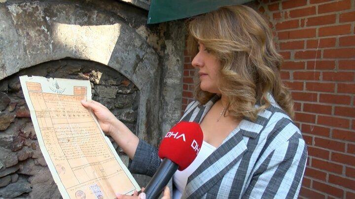 <p>İstanbul'un Osmanlı döneminden kalma en eski eserlerinden olan Çardaklı Hamamı'nın tesadüfen bulunan tapusu sayesinde hissedarlarına ulaşıldı. Bakımsızlık nedeniyle harabeye dönen tarihi hamam, hissedarlarının bulunmasıyla restore edilebilecek. Avukat Gülen Dokuzoğlu Can, “Tapu tesadüf eseri bulundu. Dava sonucunda taşınmaz, müvekkiller üstüne intikal edecek. Restore edilmesi için de gerekli prosedürler yapılacak" dedi.</p>

<p> </p>
