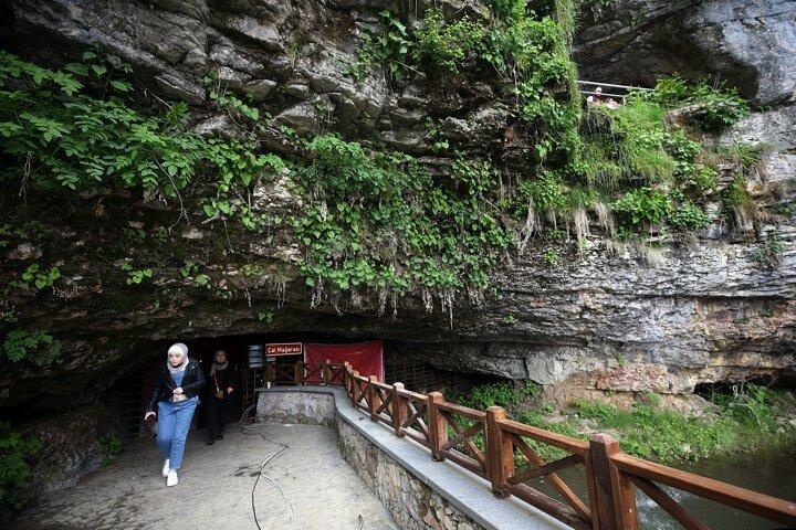 <p>Düzköy ilçesine bağlı Çal beldesinde bulunan mağara, içindeki muhteşem doğal şekilleri, deresi, şelaleleri ve göletleri ile kademeli normalleşme döneminde ziyaretçilerini bekliyor.</p>
