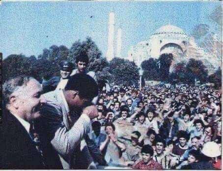 <p>Yıl:1976 Muhammed Ali Ayasofya önünde.</p>

<p>Ali: İlk defa bu kadar çok beyaz müslüman gördüm der ve ağlar.</p>
