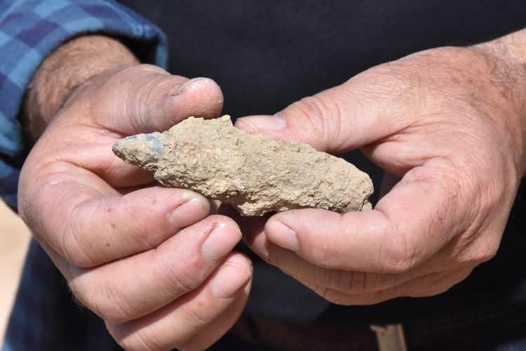 <p>Kültür ve Turizm Bakanlığı, İzmir Büyükşehir Belediyesi, Bornova Belediyesi ve Ege Üniversitesi'nin desteğiyle kazı çalışmalarının devam ettiği Yeşilova ve Yassıtepe höyüklerinde, bu yılın ilk buluntusu 8 bin 500 yıllık sapı boynuzdan ucu ise kesici olan ve deri işlemeciliğinde kullanılan küçük el aleti oldu. </p>
