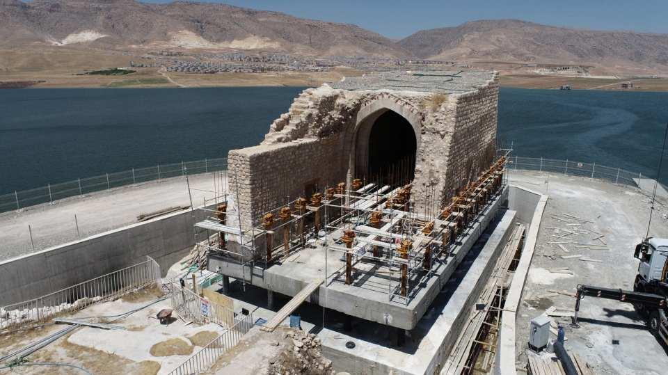 <p>Küçük Saray, Hasankeyf kalesinin sembol eserlerinden biridir. Eyyubi döneminde Küçük Saray heyetlerin kabulünün yapıldığı bir yerdi. Geçmişte altın yaldızlı bezemelerle süslü olduğu saraydı. </p>
