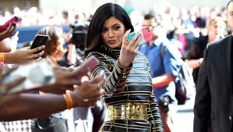<p>Kendi adına özel çıkardığı <strong>'Kylie Cosmetics'</strong> markası ile 1 milyar dolar kazanan Kylie Jenner, <strong>'Servetini kendi yapan en genç milyarder'</strong> ilan edilse de elde ettiği gelir miktarının doğru olmadığı düşünülerek servetini incelemeye aldı. </p>
