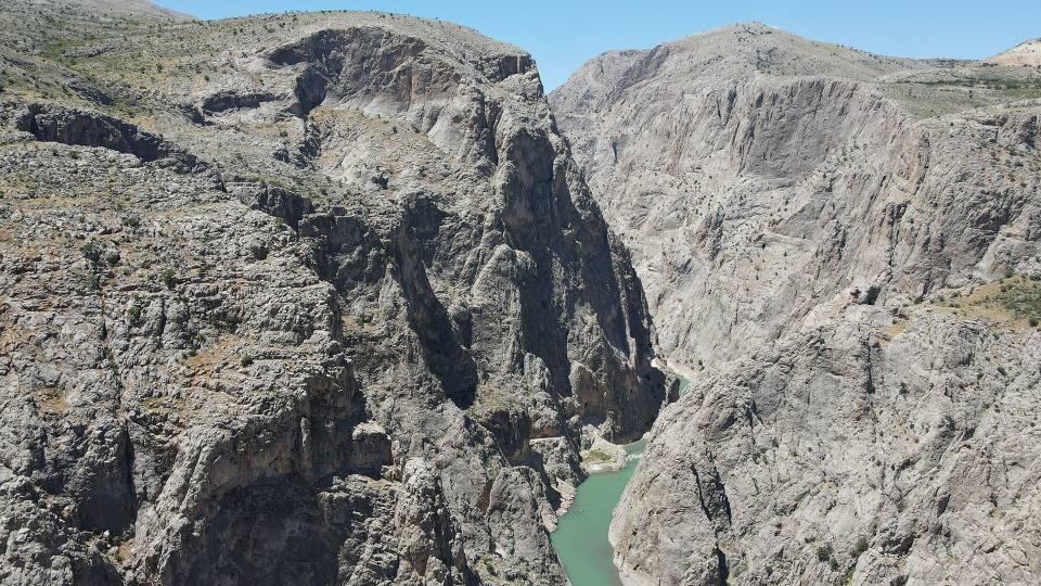 <p>Taş Yolu'na gelen ziyaretçilerimiz burada motosiklet, bisiklet ve araçlarıyla safari yaparak eğlenceli ve adrenalin dolu dakikalar geçirmektedirler." dedi</p>