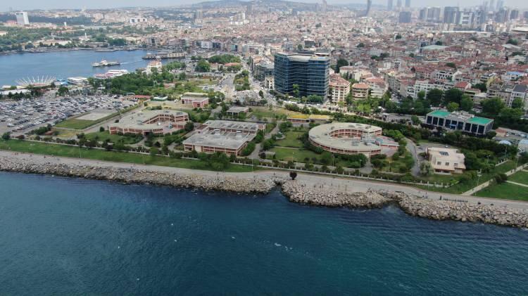 <p>Yani fiziksel ve ön arıtma dediğimiz arıtmayla Marmara Denizi'ne atık sular deşarj ediliyor.</p>
<p> Ayrıca tarımsal atık sular, yani dereler, akarsular yoluyla gelen hayvancılık ve tarımsal atık sular ve zeytincilik gibi yayılı kaynaklar dediğimiz atık sularla da Marmara Denizi'ne ciddi atık sular gelir</p>