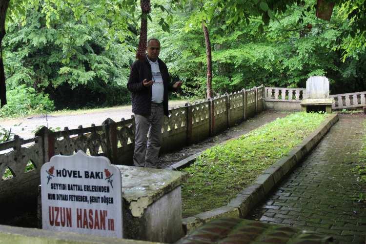 <p>"Sancağı elinden bırakmamış"<br />
Uzun Hasan'ın türbesi hakkında bilgilendirmelerde bulunan İdris Derin, "Osmanlı döneminde, Sapanca Kayı Köyünden Rum diyarlarına akına çıkıldığında, Ermenipazarı olan Akmeşe fethedilip Türk yurdu yapılıyor. Şuanda bulunduğumuz köy, o dönemlerin Türkmen köyüdür. Uzun Hasan ve beraberindekiler, burada dinleniyor. Ardından Akçakoca ve Akçakese’ye sefere çıkıyorlar. Akçakoca seferinde sancaktar şehit düşüyor. Uzun Hasan’da sancağı alıyor. Daha sonra sırtından vuruluyor. Yaralı halde buraya geliyor ve vefat ediyor. Ancak Uzun Hasan’ın elinden sancağı alamıyorlar. Sancakla beraber defnediliyor. Mezarının uzun oluşunun sebebi buradan geliyor" dedi.</p>

<p> </p>
