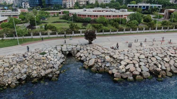 <p><strong>"YILLARCA BİRİKEN PİSLİK GÜN YÜZÜNE ÇIKTI" </strong></p>
<p>Boğaz'a atık suların derin deşarj ile deniz suyuna verilen noktalar ve bu noktalardaki kirlilik DHA tarafından görüntülendi. İstanbul'da 5 kirli noktadan olan ve artıma tesislerinin bulunduğu Yenikapı ve Kadıköy açıkları dikkat çekiyor. Yine bu noktalarda atık borularının olduğu görülüyor. </p>