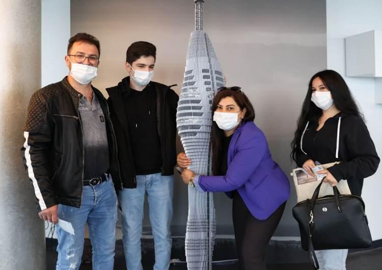 <p>Çamlıca Kulesi, ana faaliyet alanı olan yayıncılık faaliyetinin dışında sosyal alanlarıyla da ziyaretçilere hizmet veriyor. Ziyaretçiler, Çamlıca Kulesi'nin 33. ve 34. katlarında bulunan seyir teraslarında panoramik İstanbul manzarasını izleyebiliyor, deneyim alanlarında vakit geçirebiliyor, 39. ve 40. katlarında bulunan 360 Kule & Restoran'da manzara eşliğinde Türk ve dünya mutfağının özel sunumlarından faydalanabiliyor.</p>