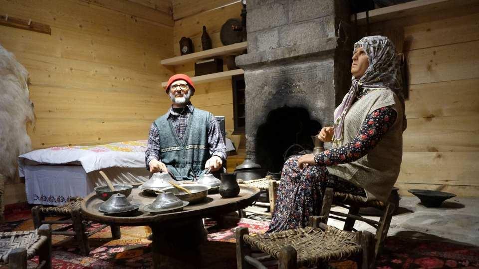 <p>Biz de aynı evi yeniden yaptık ve müze haline dönüştürdük. Uzungöl’ün geleneksel mimarisini içinde barındıran bir evdi. </p>
