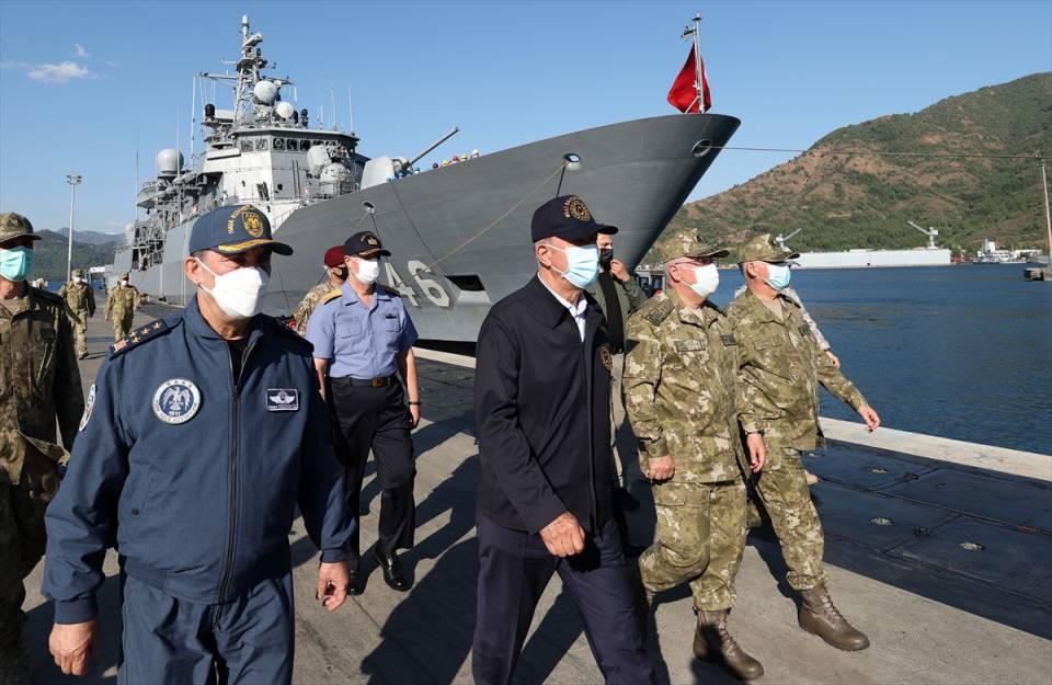 <p>Fitne ve fesat peşinde koşan bu ordubozanlar, TSK'nin tatbikatlardaki ve asil milletimizin sevgisi, güveni ve duasından aldığı ilhamla üç kıtada icra etmekte olduğu operasyonlardaki başarılarını engelleyemeyecekler, gölgeleyemeyecekler. </p>
