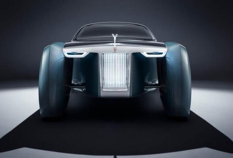 <p>Hbirit otomobil yerine direkt olarak elektrikli modellere geçeceğini açıklayan Rolls-Royce'un, ilk elektrikli modelinin ismi belli oldu.</p>
