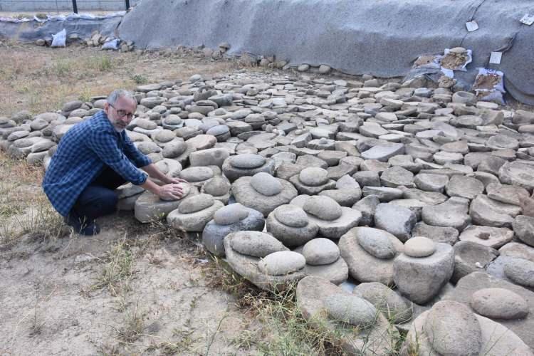 <p> Ayrıca kazılarda binlerce yıl öncesine ait çipura, öldürücü bir tür olan zehirli vatoz, denizkestanesi, istiridye ve midye gibi birçok kalıntıya da ulaşıldı.</p>
