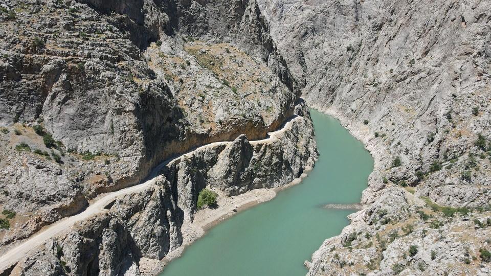 <p>O günkü imkanlarla yani kazma küreklerle yol açma kararı almak zordu. </p>

