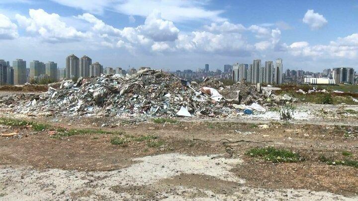 <p>Atıkların içinde cam, kum, taş ve farklı türdeki atıklar yer alırken, vatandaşlar mahallelerinin kaçak döküm sahası olarak kullanılmasından rahatsız. Günde 15-20 kamyon ve kamyonetin kaçak olarak döküm yaptığı iddia edilirken, bırakılan bazı atıkların da kimyasal olduğu öne sürüldü.</p>

