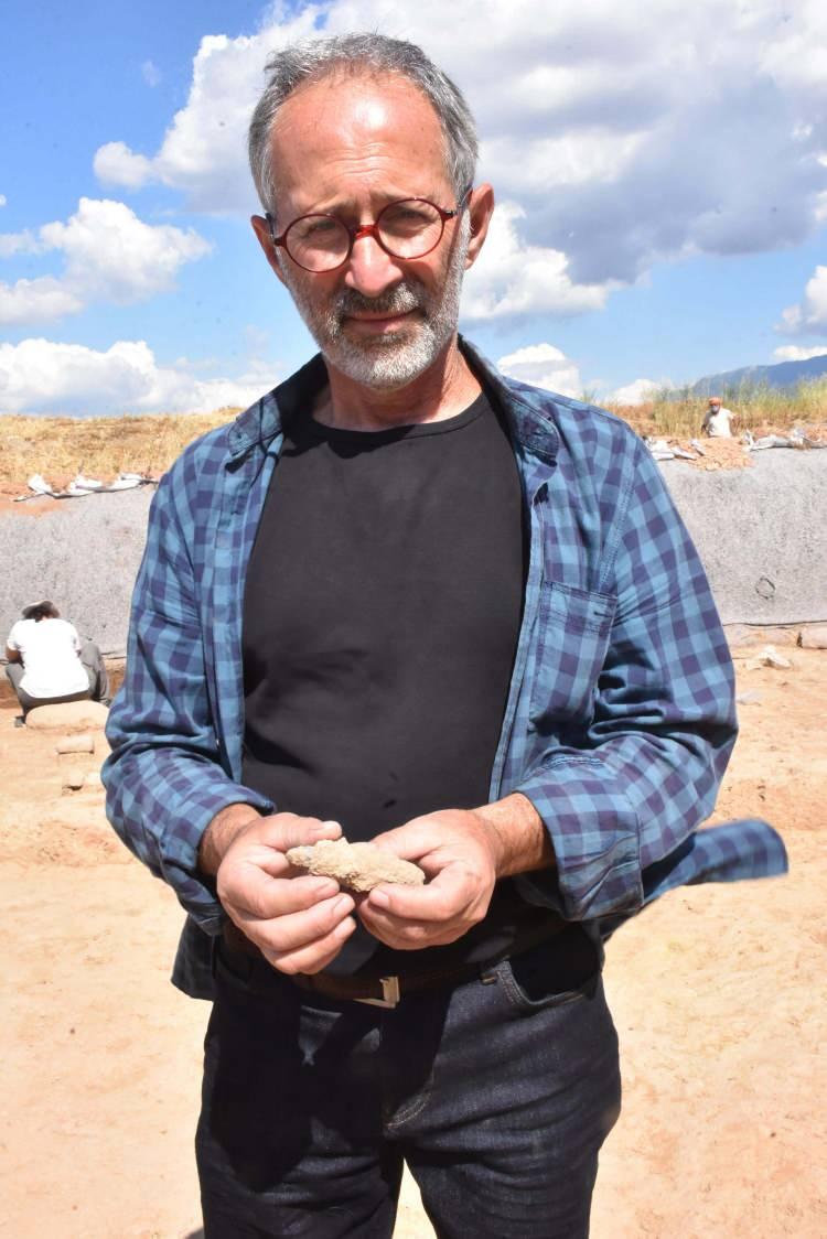 <p>Kazılar sayesinde kentin tarihinin 8 bin 500 yıl öncesine kadar uzandığı anlaşılmış, üst üste kurulan 9 köy, gün yüzüne çıkarılmıştı.</p>
