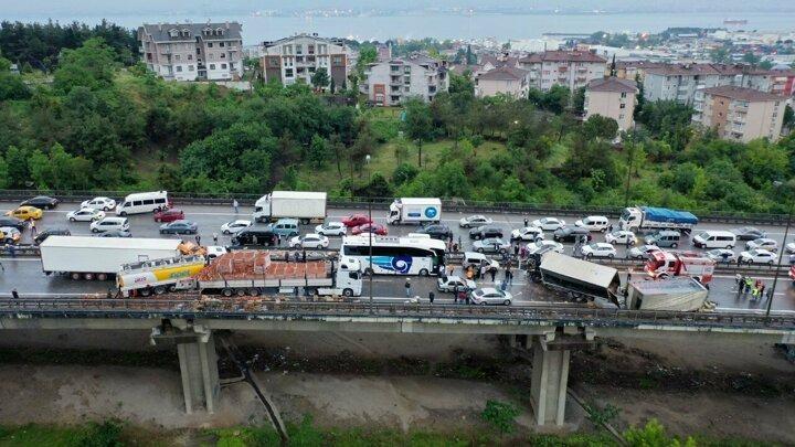 <p>Kazayı görenlerin ihbarı üzerine olay yerine çok sayıda ambulans, itfaiye ve polis ekibi sevk edildi.</p>
