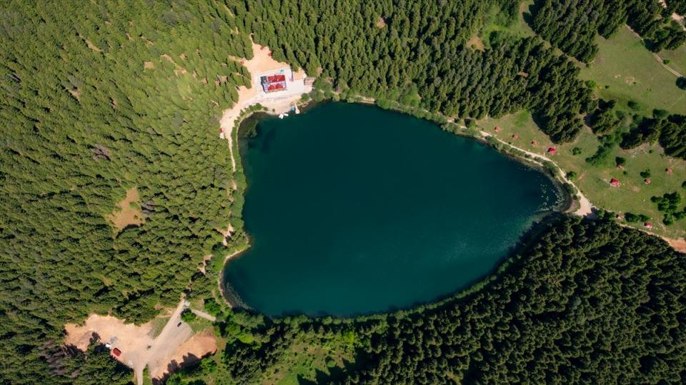 <p>Ladin ve çam ağaçları arasında kalp şeklindeki görüntüsü ile dikkat çeken Karagöl, görenleri adeta büyülüyor.</p>

<p> </p>
