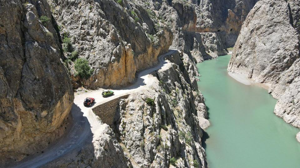 <p>Erzincan'ın Kemaliye ilçesinde, yöre sakinlerinin zorlu mücadelesi ve devlet desteğiyle 132 yılda yapılan, "dünyanın en zorlu yolları" arasında gösterilen Taş Yolu, çok sayıda tünel, viraj, keskin uçurumları ve doğal güzellikleriyle her mevsim adrenalin tutkunlarını ağırlıyor.</p>
<p> </p>