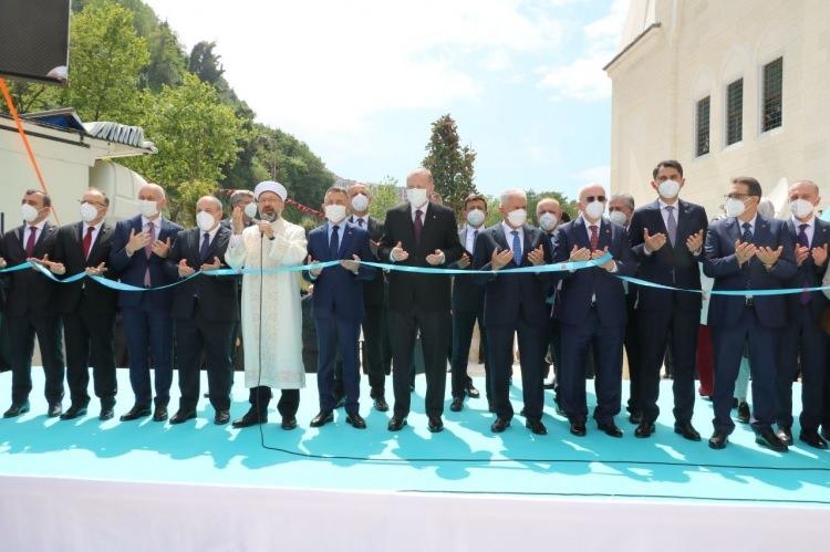 <p>Ayasofya’nın yeniden ibadete açılması önemli ve anlamlıdır. Çamlıca’da inşa ettiğimiz camimiz çağımızın mührü olarak nesiller boyunca milletimizi gururlandıracaktır. Cumhurbaşkanlığı Külliyesi içindeki Millet Camii ile Ulus’ta ibadete açılan cami de abide eserlerdir. Taksim Cami de medeniyetimizin mührü olarak şehrimize hizmet verecektir. </p>
